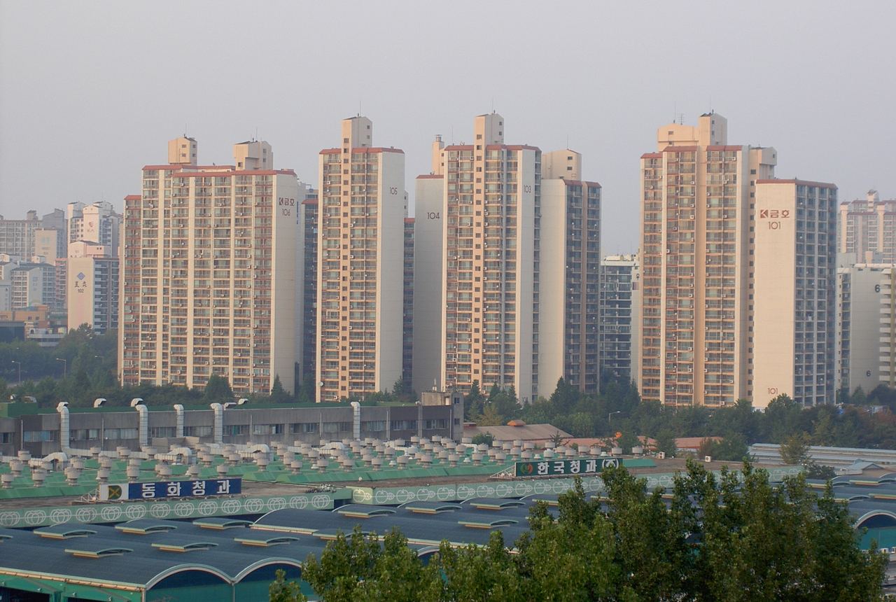 Apartment buildings in the Garak area of Songpa-gu, Seoul, photographed in daylight.