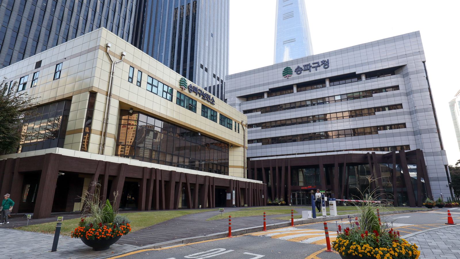 Street view in Songpa-gu, Seoul, with mid-rise buildings and the district office area.